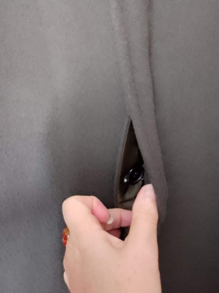 Joli manteau long en laine . Vestra . doublé .Épaulettes . Boutons cachés. 2 poches intérieures. Poches extérieures. Taille L. Fabrication française. Bien chaud. - photo numéro 3