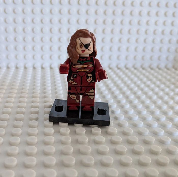 Figurine Guerrière Écarlate post-apo, style lego