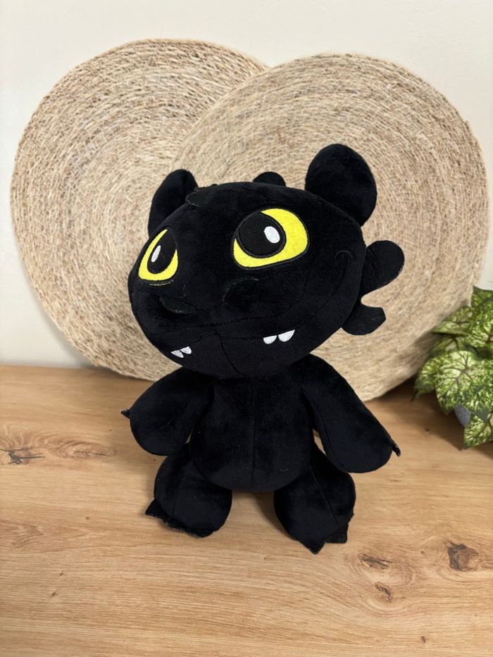 Peluche dragon noir krokmou 30 cm dreamworks - photo numéro 2
