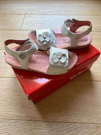 Vend sandales kickers blanc très bon état taille 27