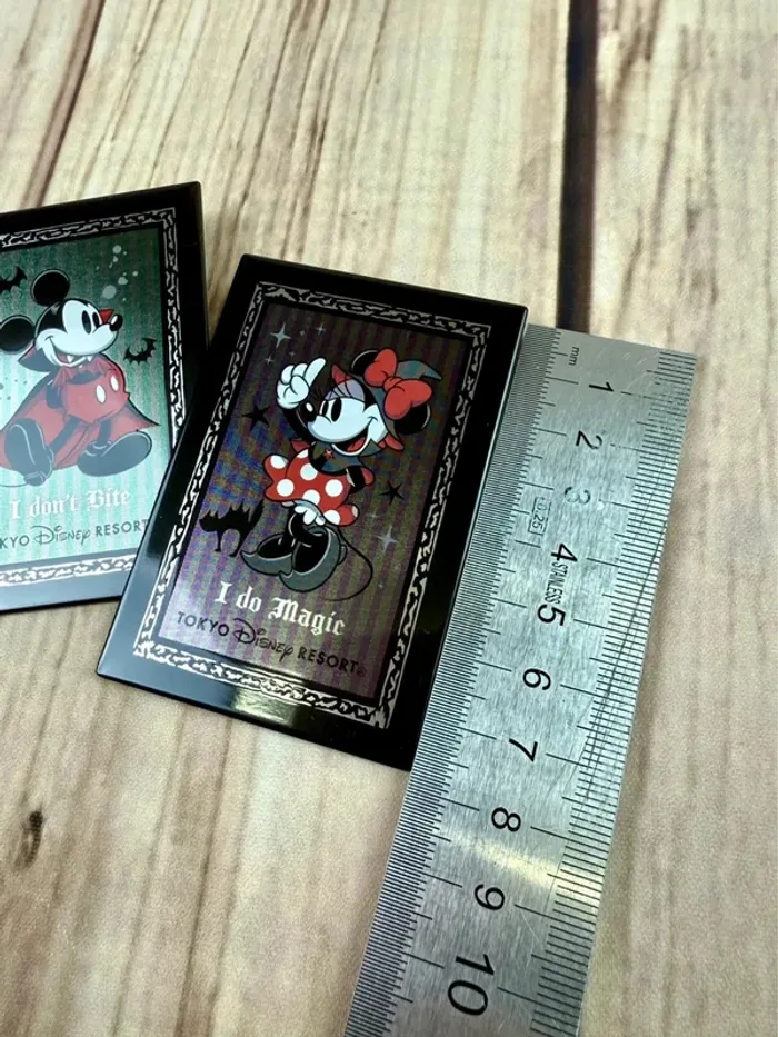 Lot de 2 badges Disney Halloween Mickey & Minnie Vampires Tokyo Disneyland - photo numéro 10