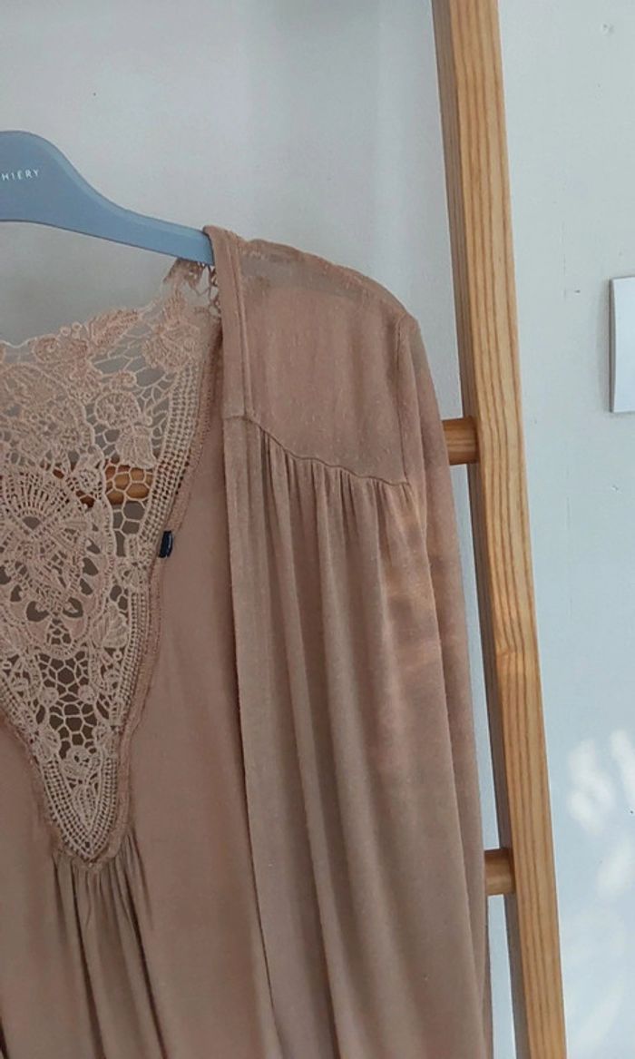 Gilet beige avec une jolie guipure de dentelle en coton dans le dos .
T 34 - photo numéro 8