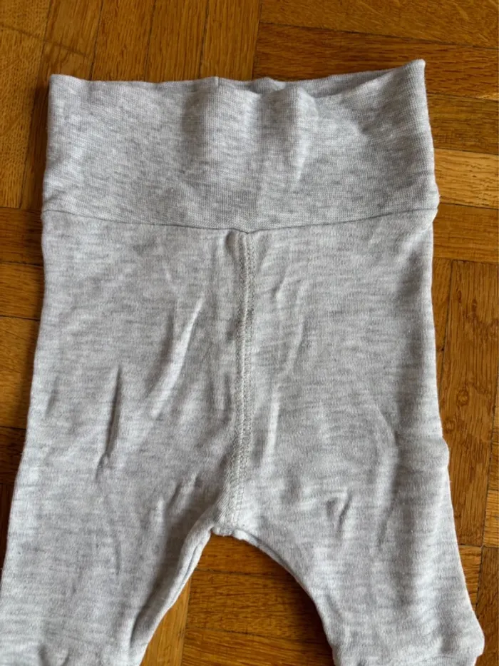 Legging gris 1 mois parfait état - photo numéro 2