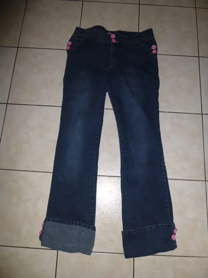 pantalon jean à revers bleu fonçé bouton rose LNA taille 44