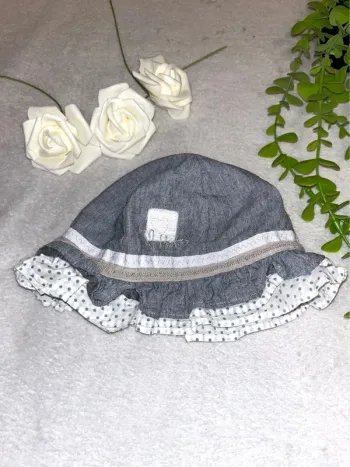 Très beau chapeau effet jean gris pour bébé fille