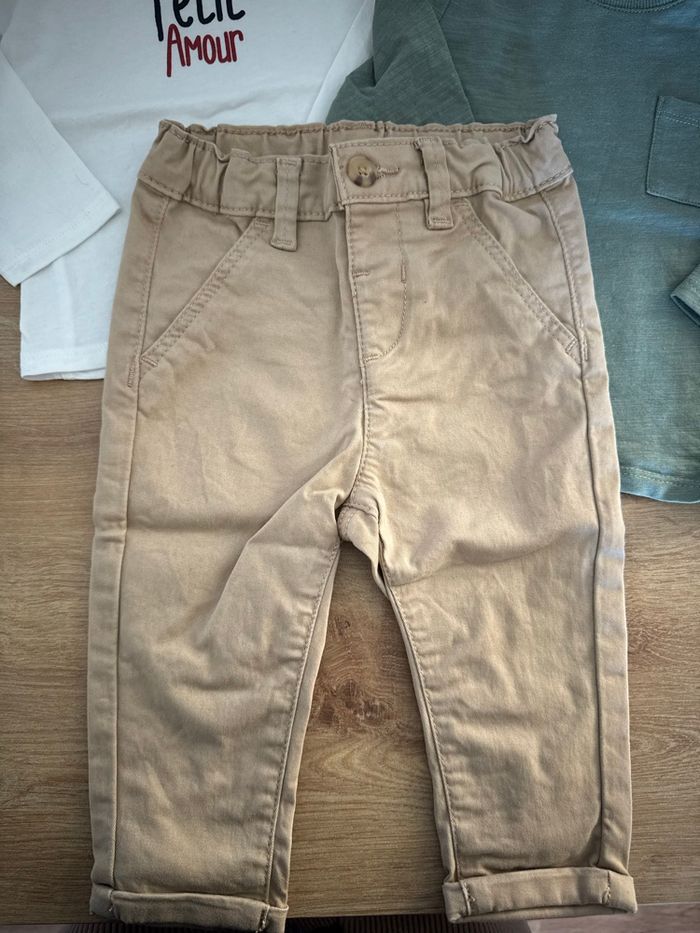Ensemble 3 pièces t-shirts x2 Kiabi + pantalon chino Kiabi - 9 mois - photo numéro 6