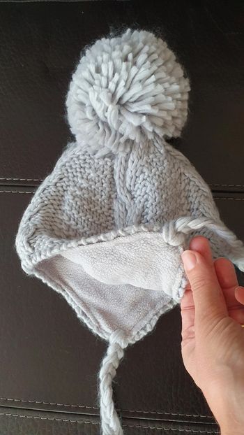 Bonnet gris doublé en polaire avec pompons et cache-oreille, 6-12 mois