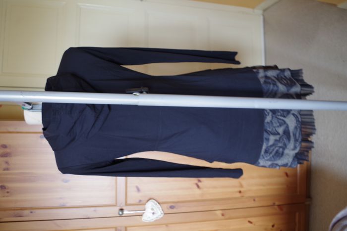 Robe Noir et taupe Un . C Tout  - T. 40 - photo numéro 5