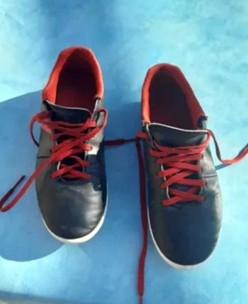 Chaussures crampons Decathlon, pointure 32, unisexes