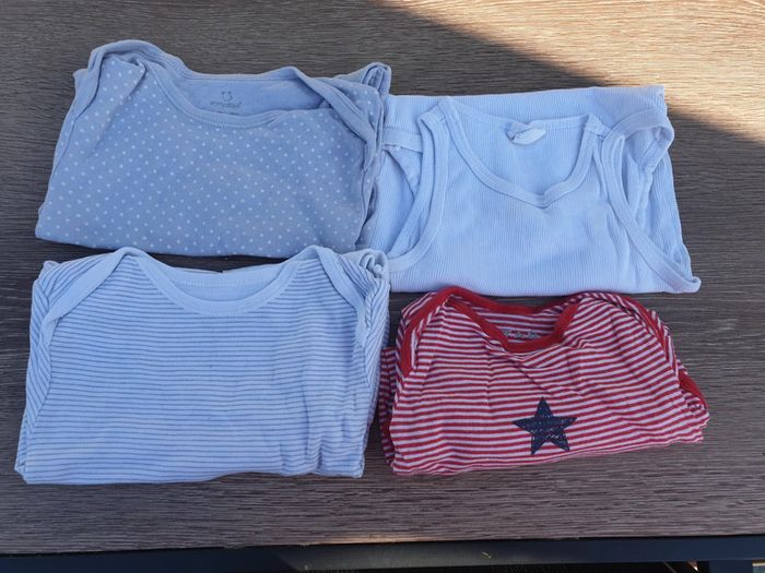 Lot de 4 bodies garçon manches courtes et sans manches 18 mois