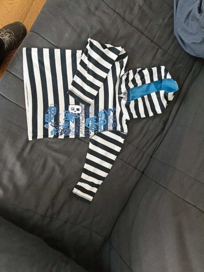 T-shirt manches longues à capuche