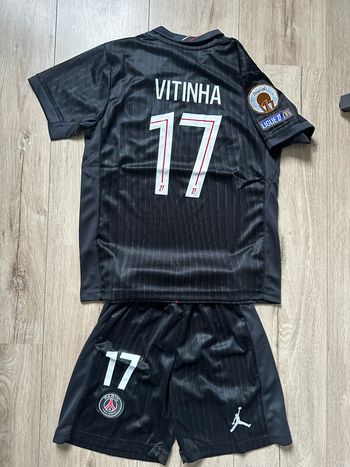 Maillot noir Vitinha n°17 – Enfant 10 ans – Ligue 1 ⚫⚽️
