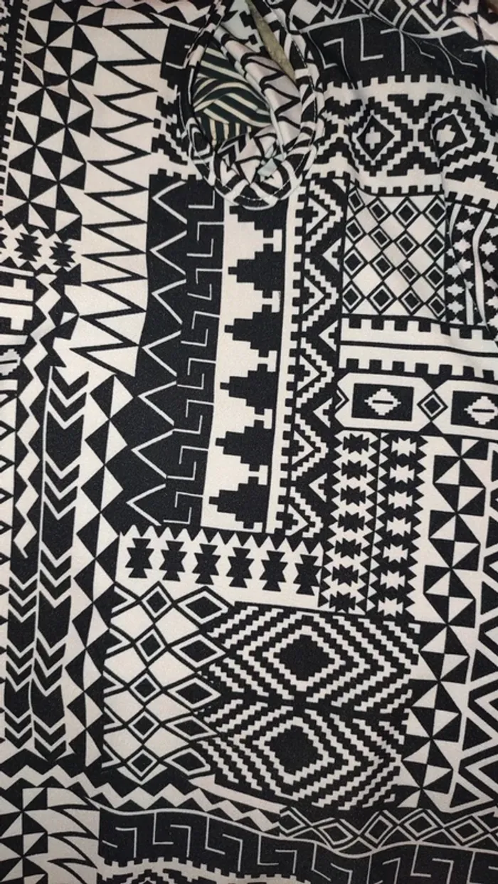 Robe moulante noir et blanche coupe vintage - photo numéro 3