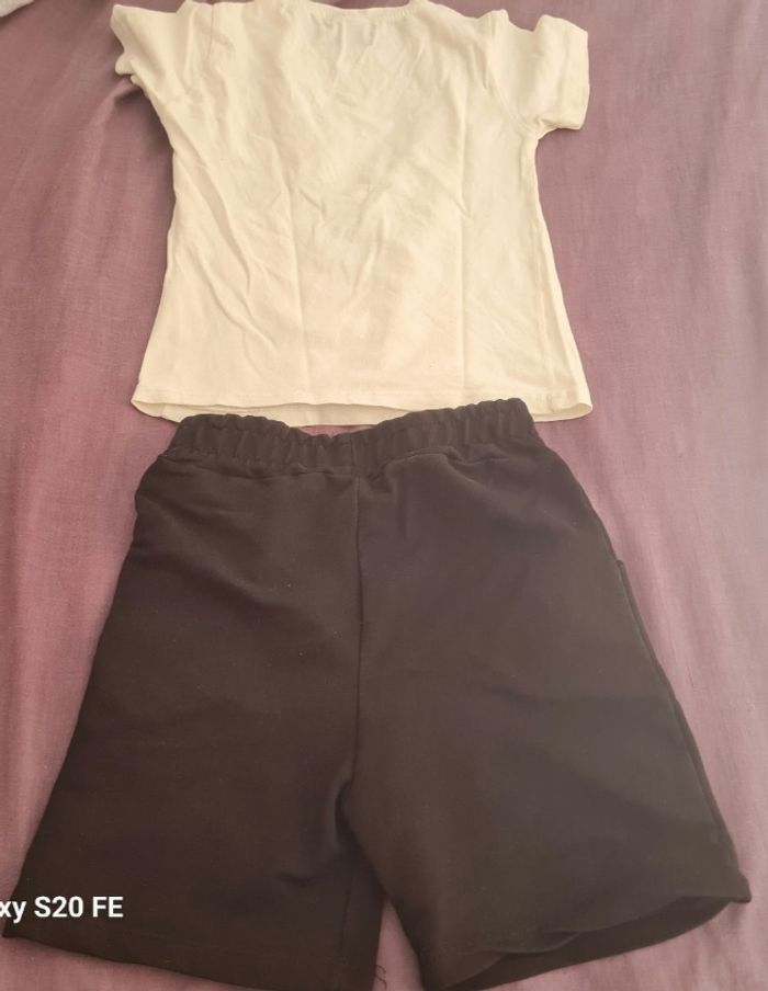 un short et un t-shirt - photo numéro 2