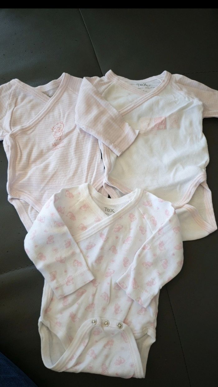 Lot 14 bodys naissance et 1 mois et 2 bonnets naissance