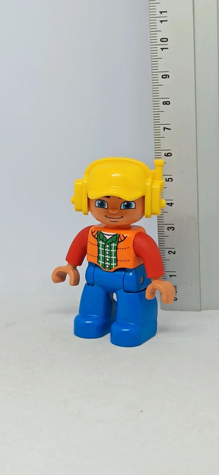 Homme avec casque jaune lego duplo