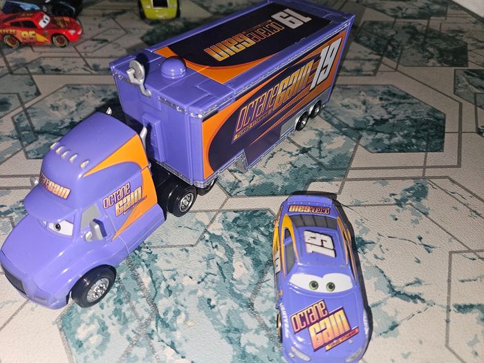 Disney Pixar Cars véhicule Camion Transporteur octane gain 19 + voiture cars