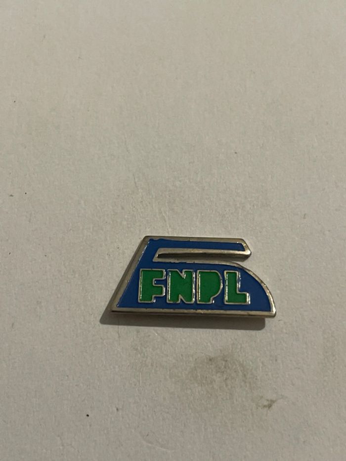 Pin’s FNPL - Fédération Nationale Pressing Laverie