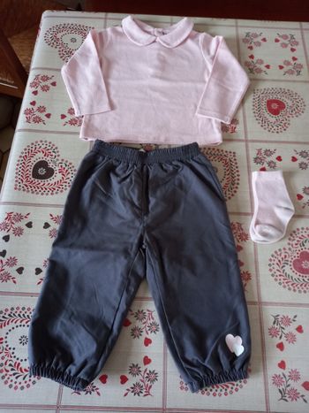 Ensemble pull pantalon chaussettes et gilet.