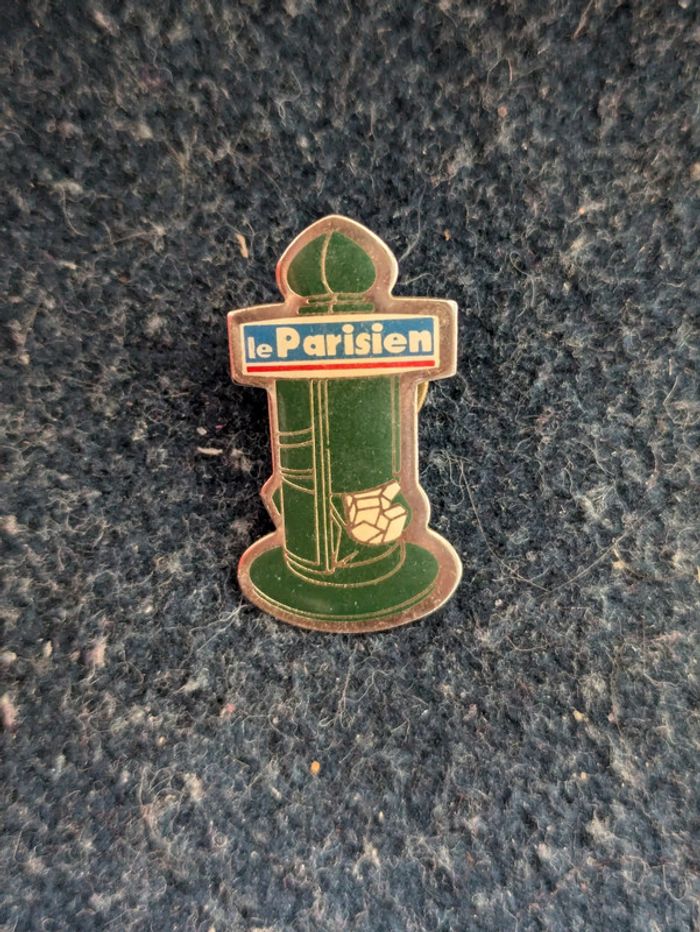 Pins publicitaire journal le Parisien