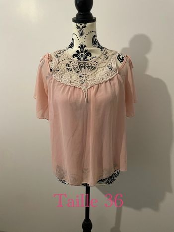 T-shirt blouse manche courte rose épaule ouverte col dentelle taille 36