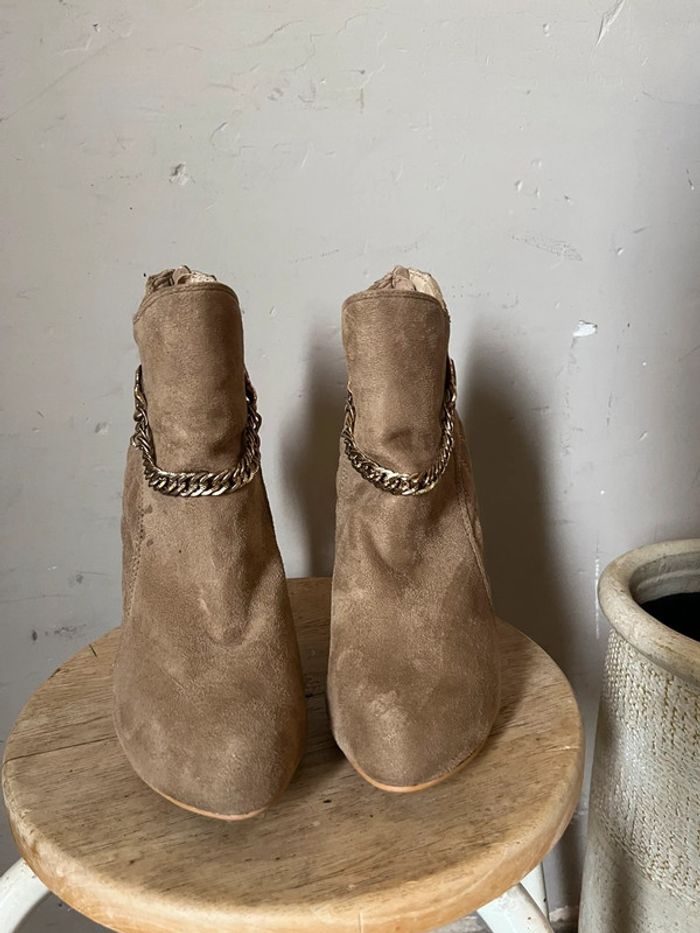 Bottines beige à talons aiguilles avec chaînes doré - photo numéro 6