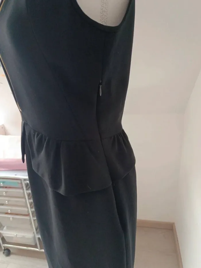 🖤 Robe noire Sandro Paris – coupe près du corps, zip doré – T. 2 (M) - photo numéro 2