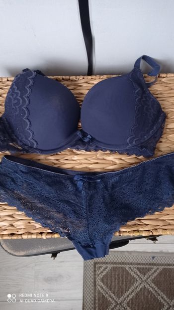 Soutien gorge push up bleu marine 85 C et string tanga taille S.La Halle