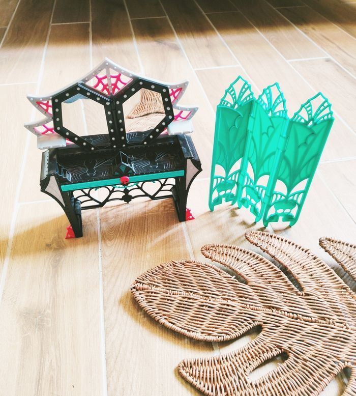 🦇 Monster High Hollywood - Accessoires dressing room coiffeuse miroir et paravent - marque Mattel - photo numéro 1