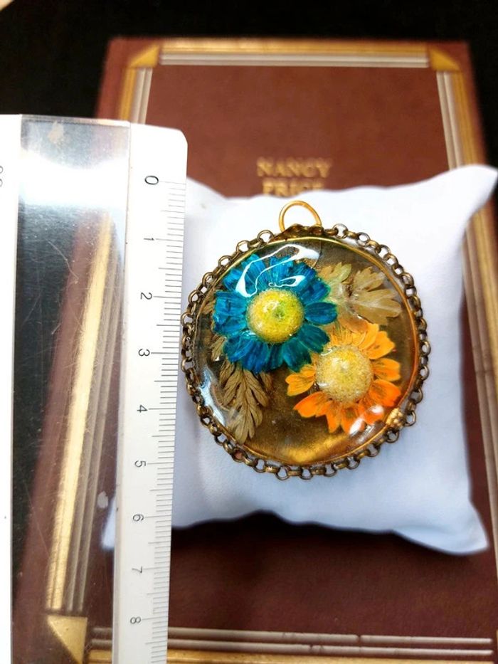 Magnifique pendentif médaillon en résine avec véritable fleurs - photo numéro 3