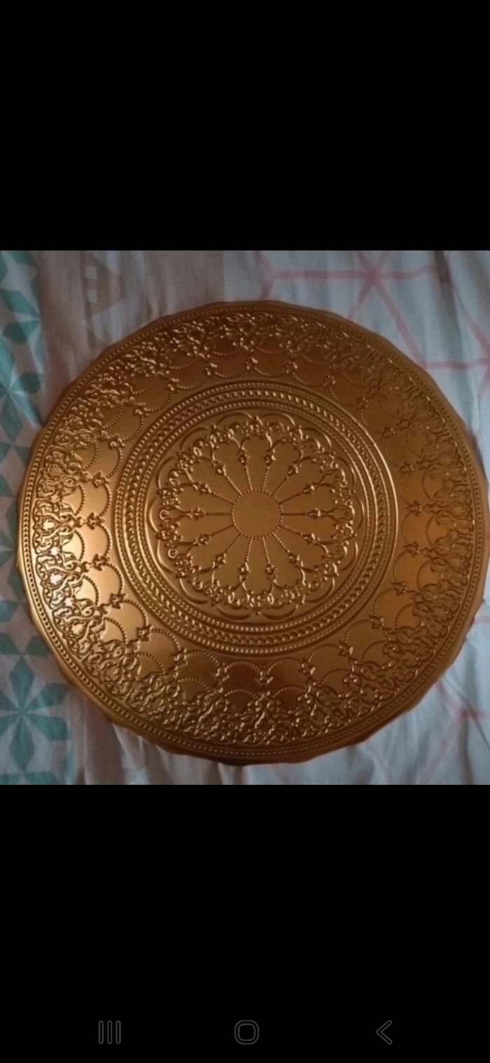Lot de 2 assiettes une rouge et l'autre verte derrière de l'assiette couleur or diamètre 33 cm - photo numéro 8
