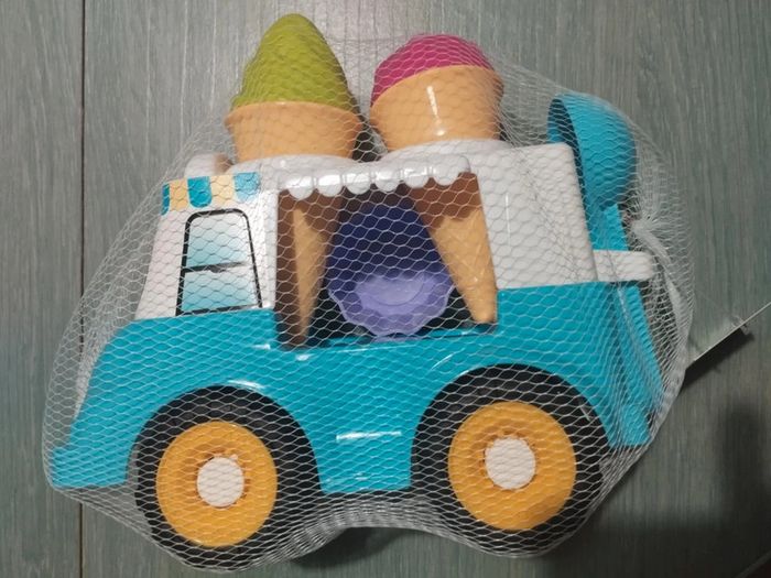 Un camion truck, glacier. Pour les enfants de 10 mois à 5 ans. Neuf encore dans son filet.