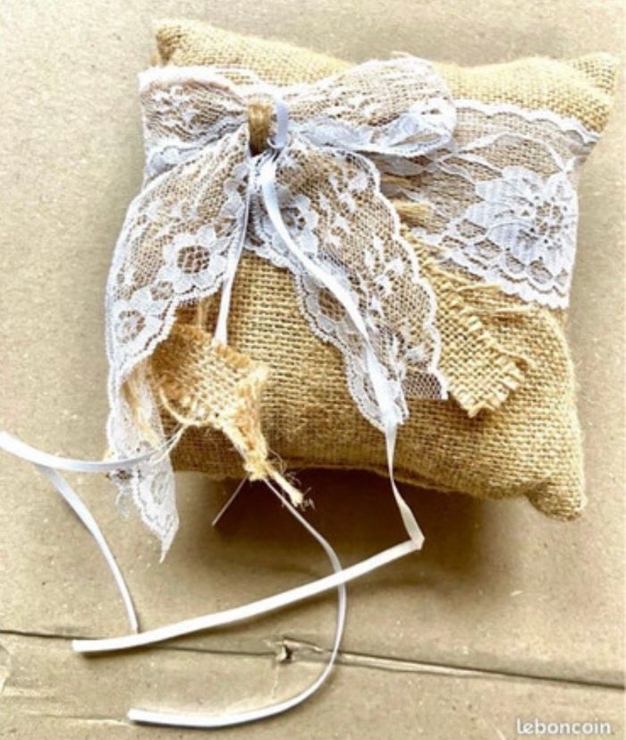 Coussin pour alliance de mariage en jute et dentelle