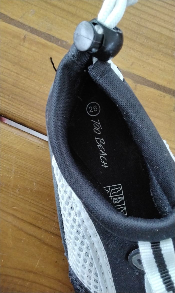 Chaussures de plage,  neuve  ,Too Beach  ,noir et blanche  ,pointure  26 - photo numéro 4