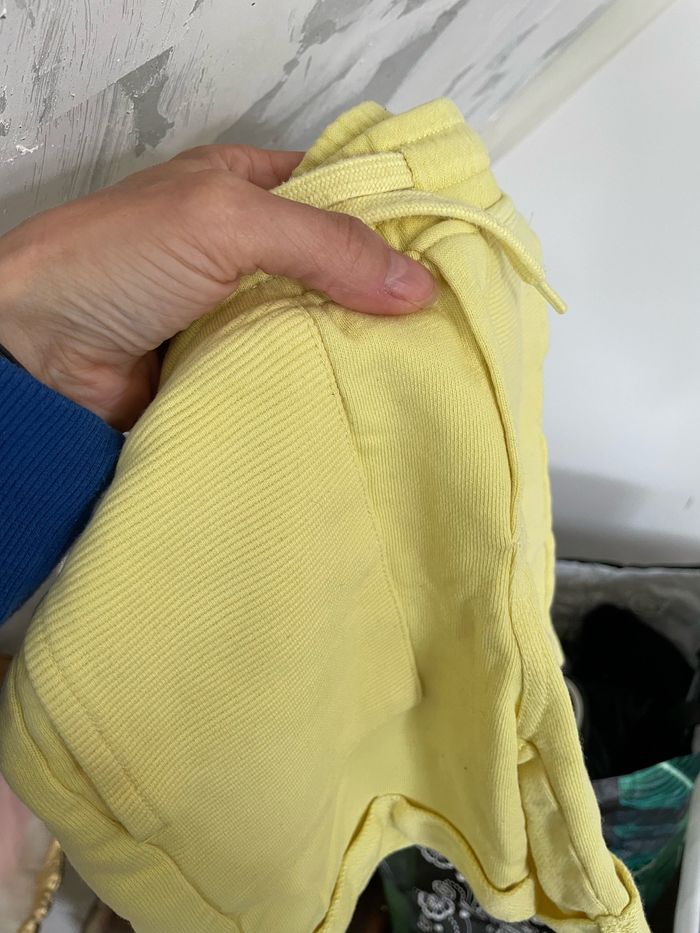 Short jaune - photo numéro 4