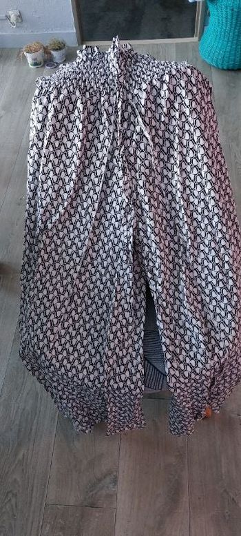 Pantalon. Avec surjupe