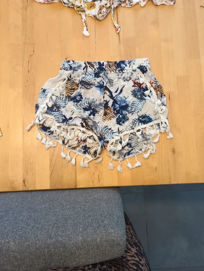 Short blanc fleurs broderie pompons