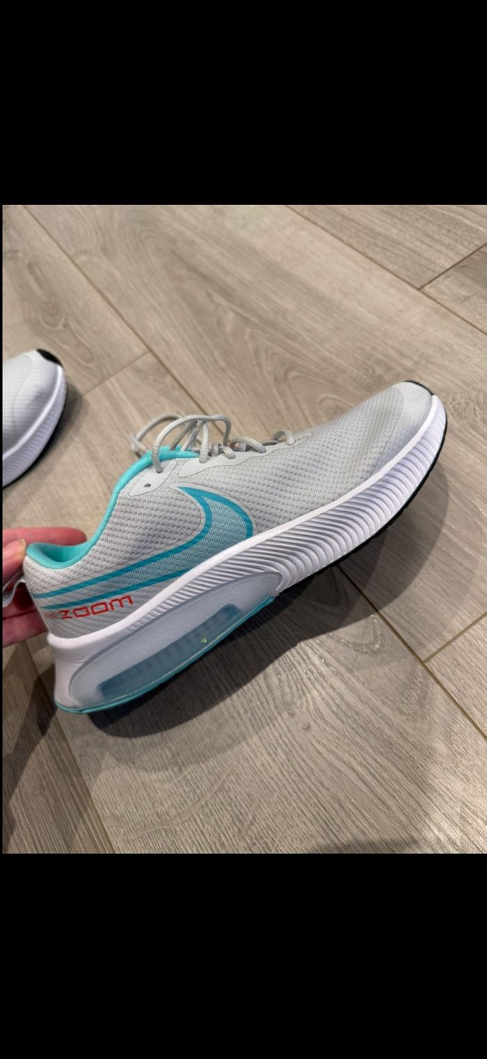 Chaussure basket Nike air zoom blanche et turquoise taille 39