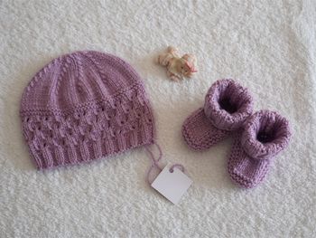 Joli ensemble mauve neuf 0/3 mois : Bonnet + chaussons