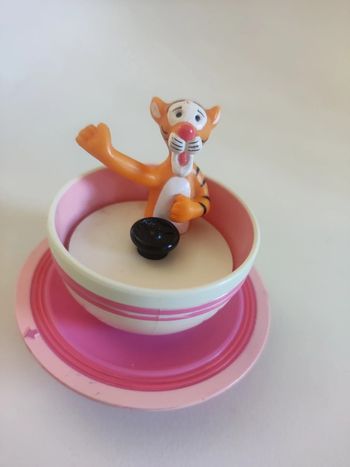 Figurine Tigrou dans tasse à thé roulante / Disney