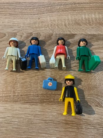 5 Playmobils et sacs vintage