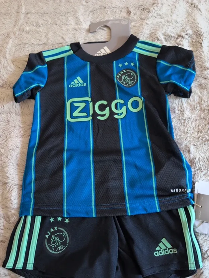 Ensemble neuf. Adidas. 9/12 mois . Ajax - photo numéro 4