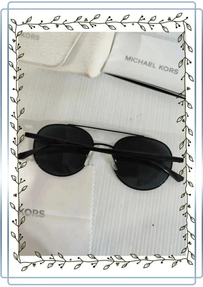 Lunettes de soleil Michael Kors MK 1021 (Lon)11696G, très bon état juste la boite qui est sale - photo numéro 3