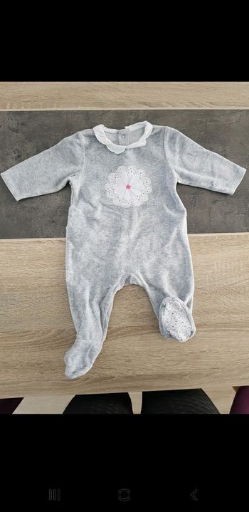 Lots de deux articles avec un pyjama une pièce plus un ensemble deux pièces taille 3 mois