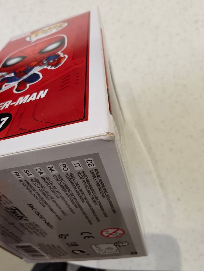 Lot de 2 Funko pop Marvel WEB Iron man 616 & Spiderman 617 (Exclu Disney Park) - photo numéro 8