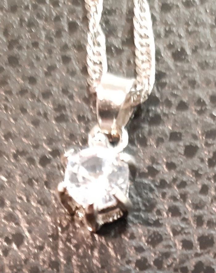 Très joli collier cristal et métal argenté