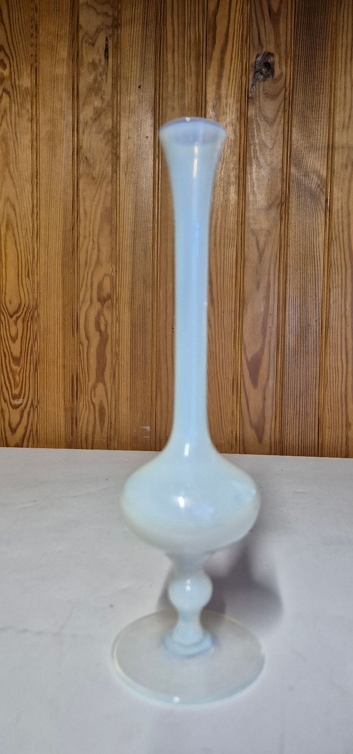 Vase soliflore en verre opalin blanc  26 cm opaline blanche