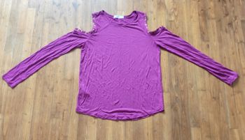 Haut violet épaules dénudées