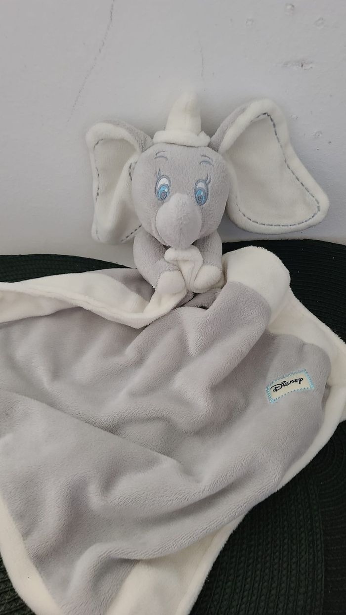Doudou plat éléphant gris blanc Dumbo mouchoir couverture DISNEY
