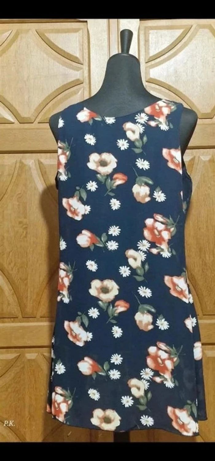 Robe bleue marine à motif de fleurs taille 38 - photo numéro 6